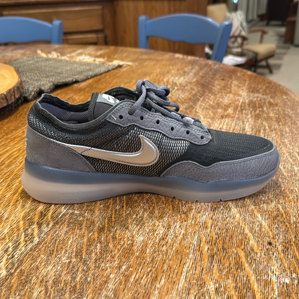 New in box Nike SB PS8